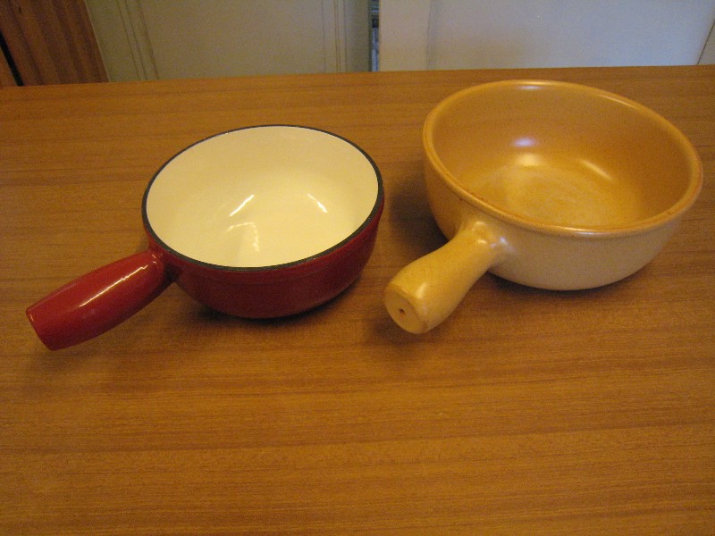 2 fondue pots, 1 small, 1 larger