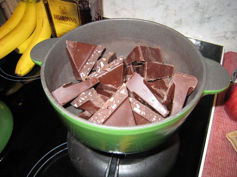 chocolat cassé dans le pot prèt à fondre