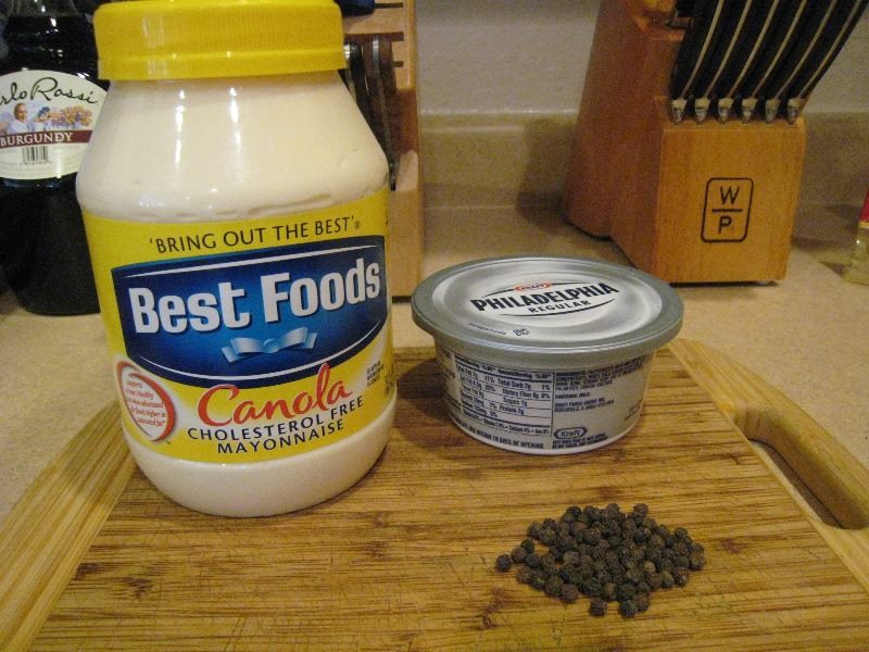 bocal de mayonnaise, pot de fromage blanc et grains de poivre