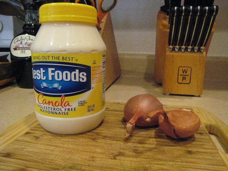 bocal de mayonnaise et des échalottes