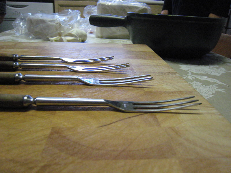 4 photos de fourchettes à fondue traditionnelles sous divers angles