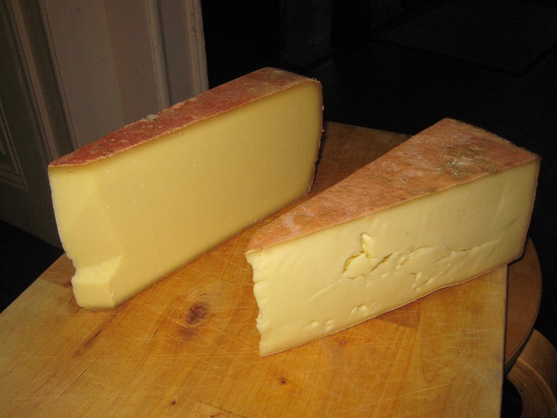 2 morceaux de fromage pour préparer une fondue pour 5 personnes